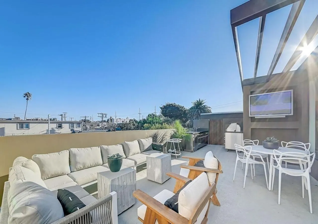 Gorgeous Three Bedroom Versatile Home Los Angeles