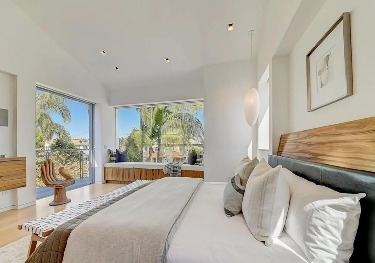 Gorgeous Three Bedroom Versatile Home Los Angeles