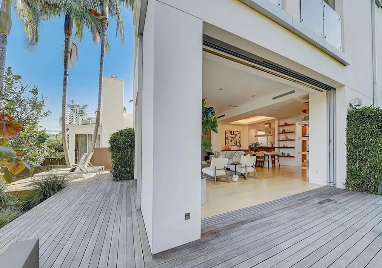 Gorgeous Three Bedroom Versatile Home Los Angeles